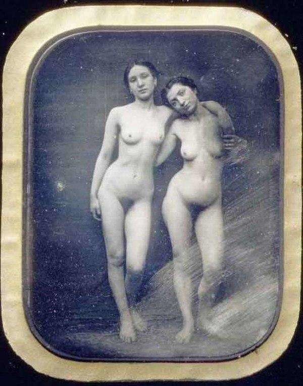Первое эротическое фото датируется 1850-м годом.