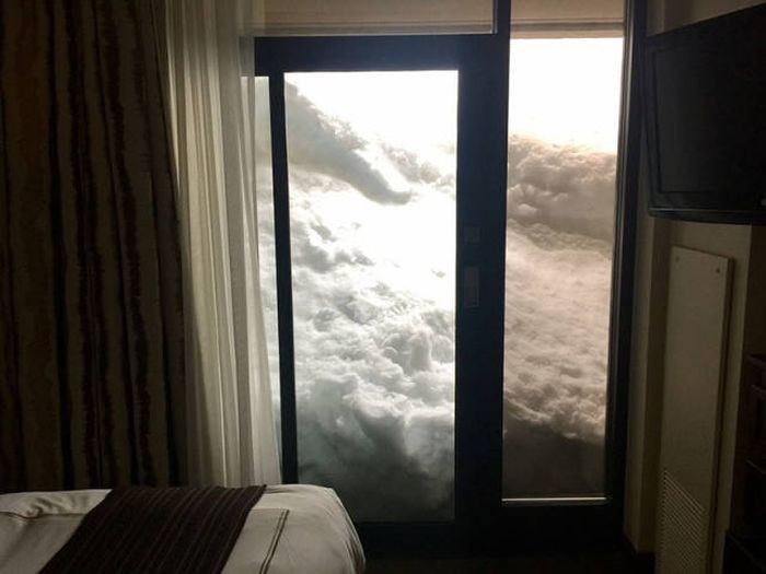 Отель завалило снегом 