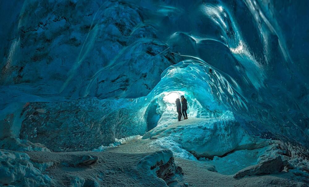 В ледяной пещере