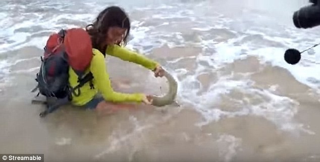 35-летняя женщина, имя которой остается неизвестным, выловила рыбу ради селфи