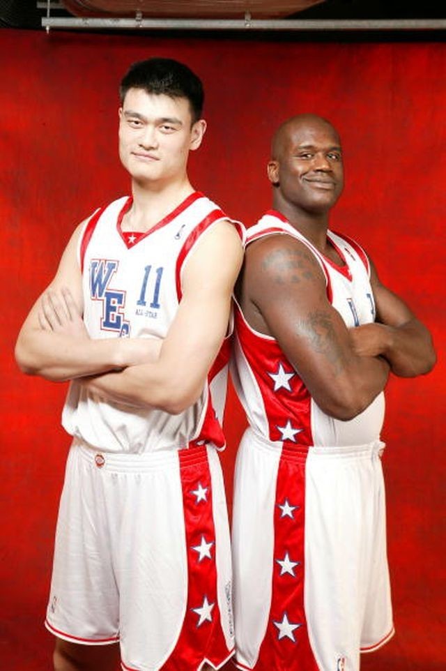 Шакил О’Нил рядом с Яо Мином (китайский баскетболист, 229 см)