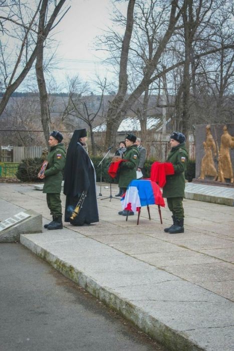 Батюшка совершил отпевание. 