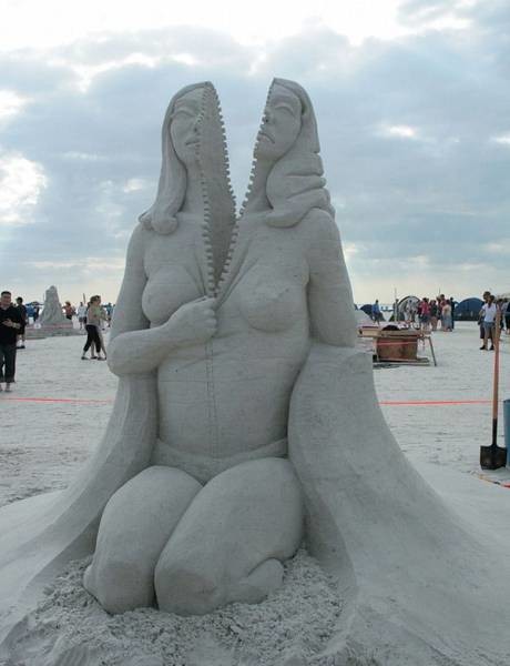 Невероятная скульптура из песка