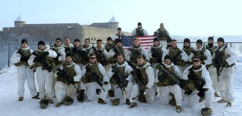 Американские военные сфотографировались с оружием и флагом США на фоне российского Ивангорода