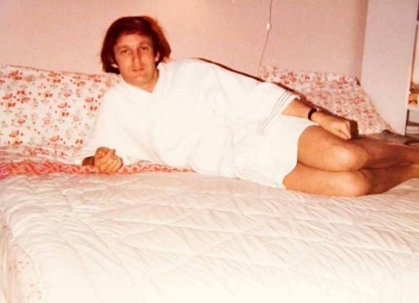 Банный президент. Молодой Трамп в халате попал в фотошоп-баттл