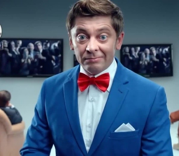 Дмитрий Брекоткин часто мелькает на всех телеэкранах, так как с 2013 яляется лицом рекламы "Триколор ТВ"