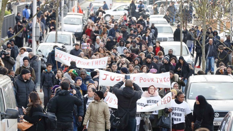  Вспышки протестов в пригороде Парижа, после изнасилования полицейскими