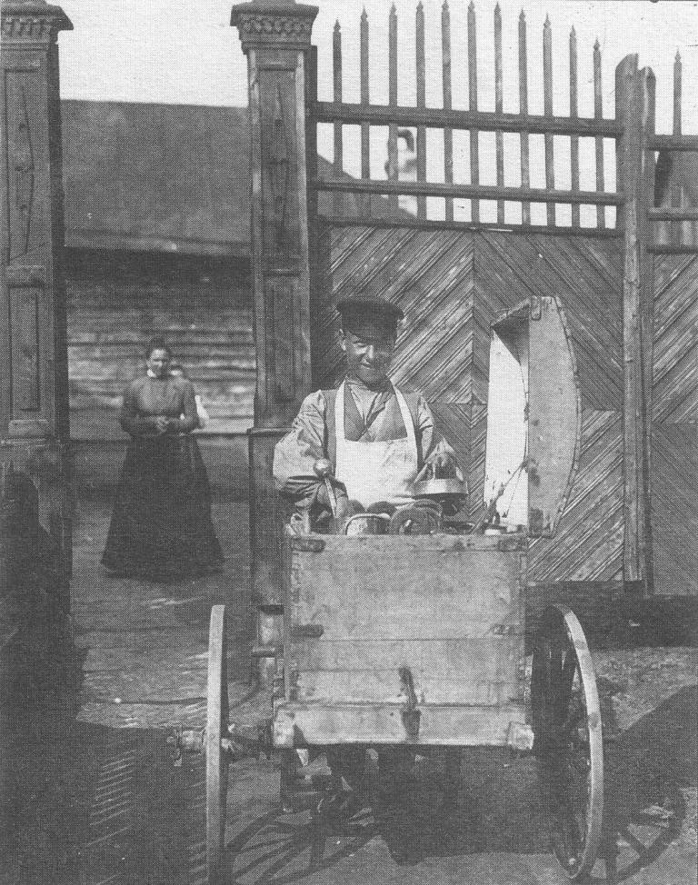 Разносчик мороженного, 1899 год.