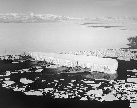 Ледоколы ВМС США расчищают айсбергом канал, ведущий к станции Мак-Мердо, Антарктида, 1965 год.