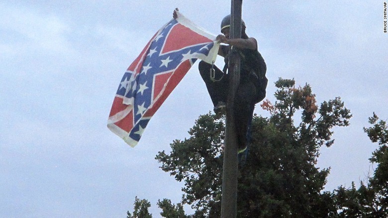 Бри Ньюсом - женщина, залезшая на флагшток перед парламентом Южной Каролины и сорвавшая флаг Конфедерации, висевший там как символ верности традициям Юга