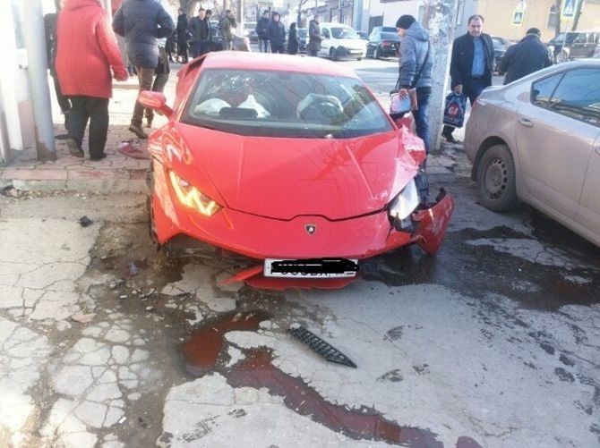 В аварии никто серьезно не пострадал, но у Lamborghini Huracan сработали подушки безопасности.