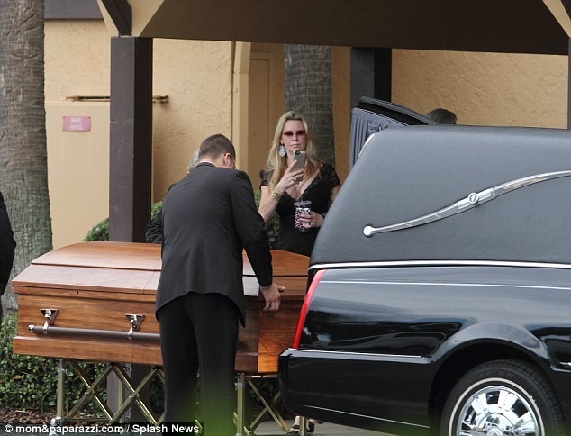 Селфи миллиардерши Жаклин Сигел во время похорон дочери 