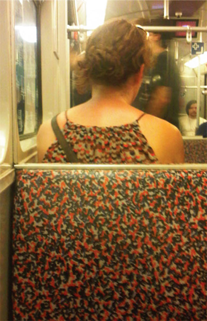 Дама в сарафане или сиденье в метрополитене?