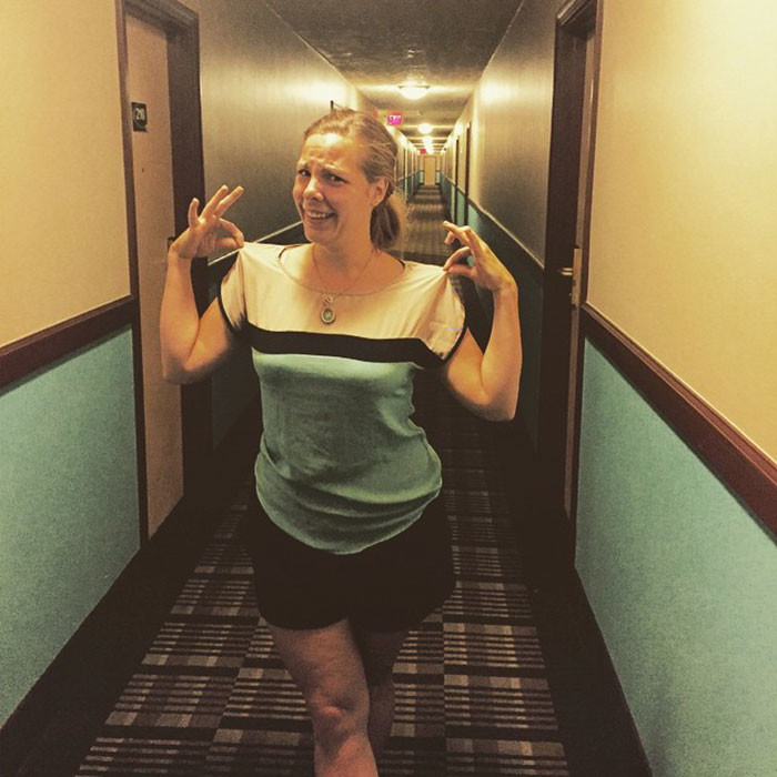 Женщина в футболке или коридор отеля?