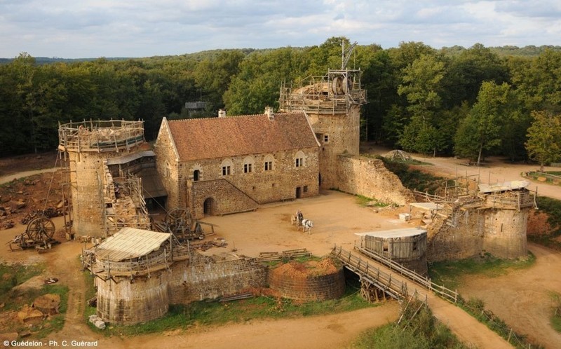 Геделон — возводимый сейчас настоящий средневековый замок во Франции
