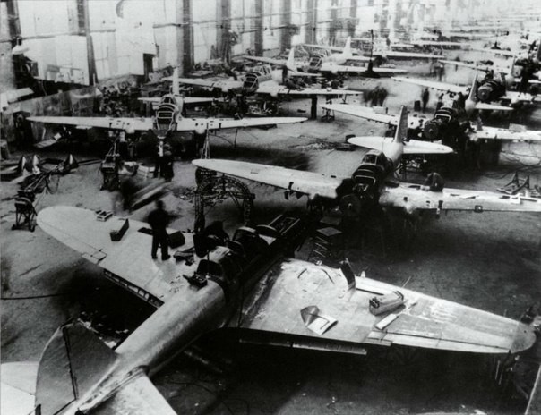 Производство штурмовиков Ил-2, сборочный цех завода №18 в городе Куйбышев (ныне - Самара), 1943 год.