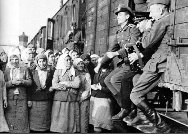 Немецкие солдаты дают концерт на вокзале для жительниц Минска, Беларусь, 1943 год.