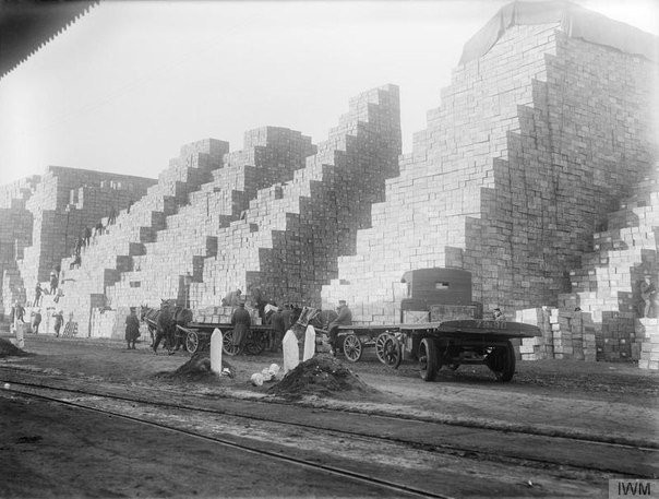 Коробки со стейками перед поставкой британской армии в Руан, Франция, 1917 год.