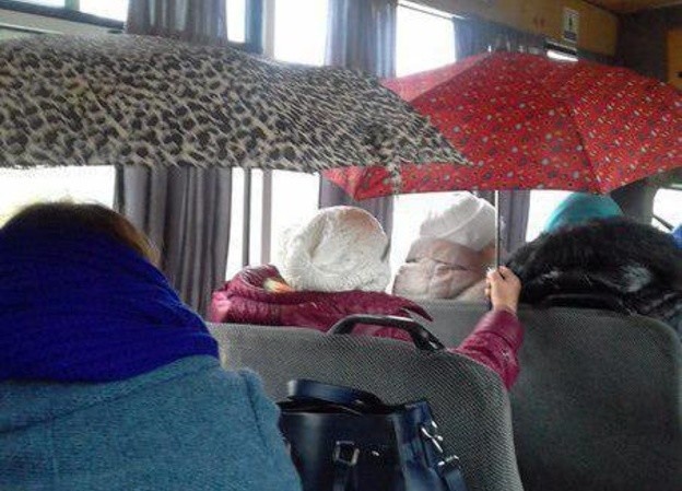 В некоторых автобусах не спрячешься от погодных сюрпризов 