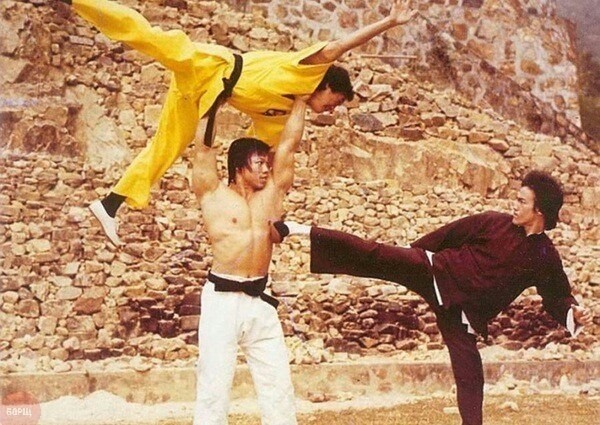 Боло Йен борется с Брюсом Ли, используя Джеки Чана как оружие, 1973 год