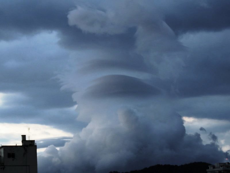  Фотограф сделал кадр необычного облака-воронки в Рио-де-Жанейро