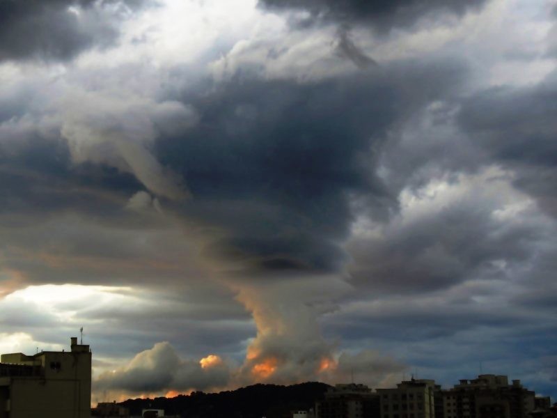  Фотограф сделал кадр необычного облака-воронки в Рио-де-Жанейро