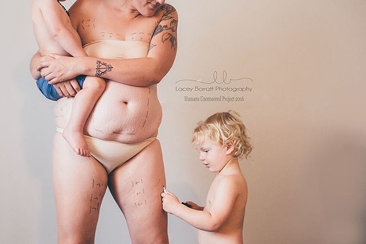 Лейси поделилась этой фотографией в качестве призыва не ругать свое тело в присутствии детей. 