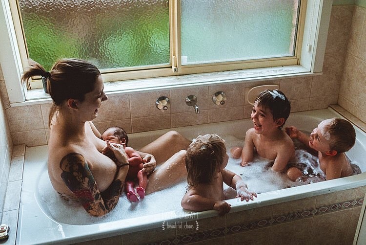 Это Лейси Бэррэт – фотограф и мать из Австралии. У нее есть важное послание для молодых мам, которые недовольны своим телом и не скрывают этого от своих детей.