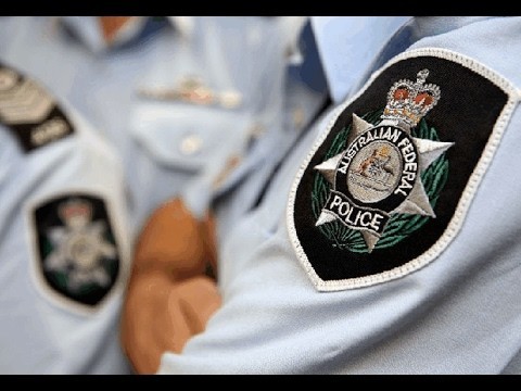 Полицейский в Австралии жарит яйца на капоте 