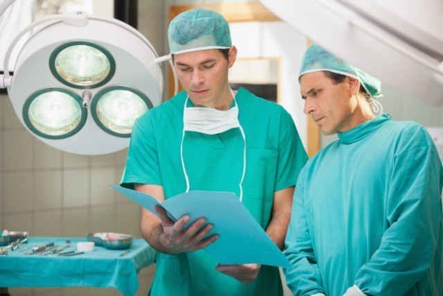 Хирурги не случайно носят только зеленую и синюю форму