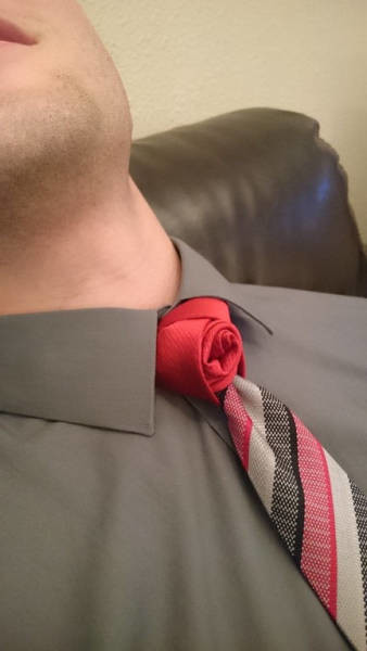 Роза на галстуке 