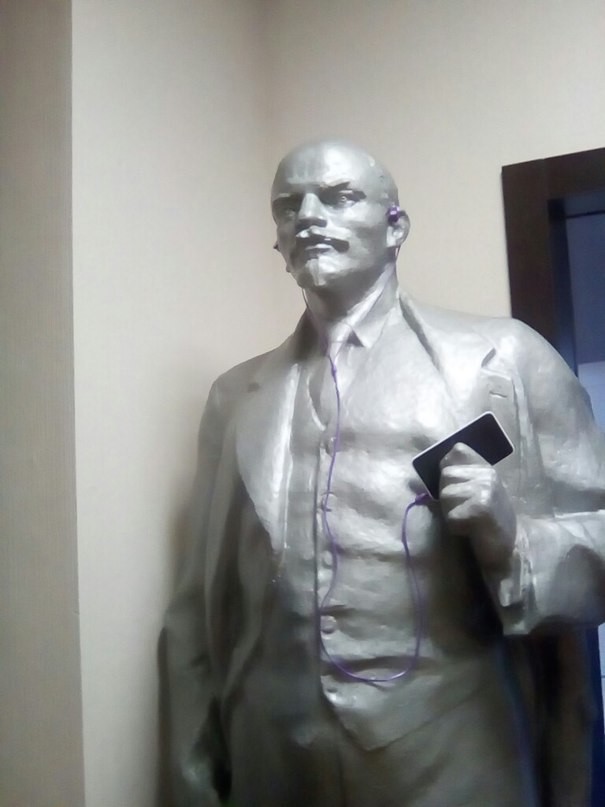 Ленин со смартфоном 