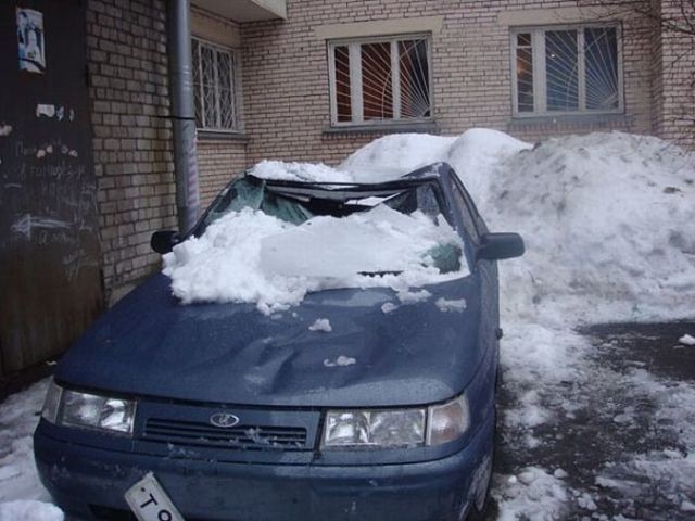 6. А вот от схода снега, который вовремя не убрали, каждую зиму страдают тысячи россиян