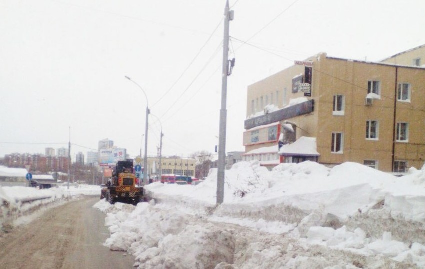 8. В Новосибирске снегоуборочный трактор раздавил иномарку в сугробе