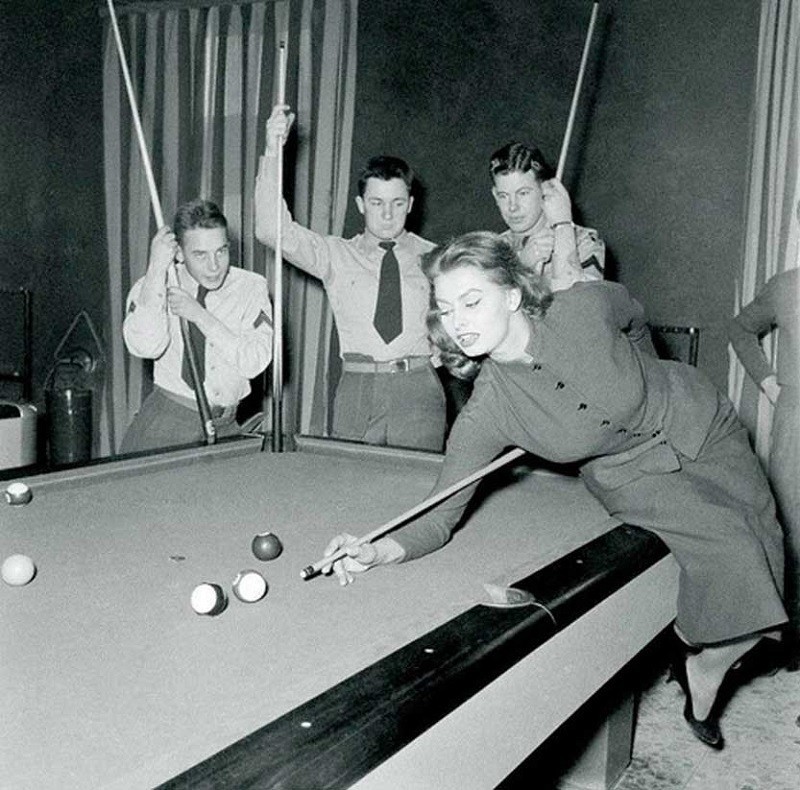 Софи Лорен демонстрирует американским солдатам свое мастерство игры на бильярде, Ливорно, 1954 год