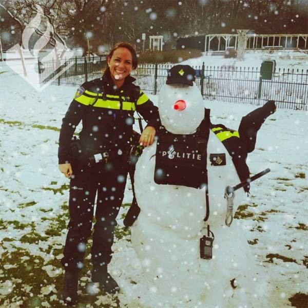 Полицейский из снега 