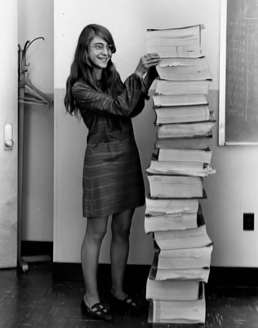 9. Маргарет Гамильтон рядом с кодом, который отправил людей на Луну, 1969 год