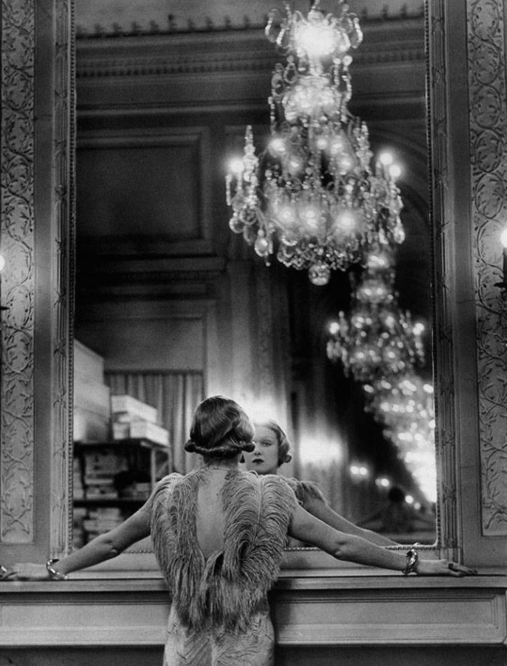 15. Девушка у зеркала, 1934