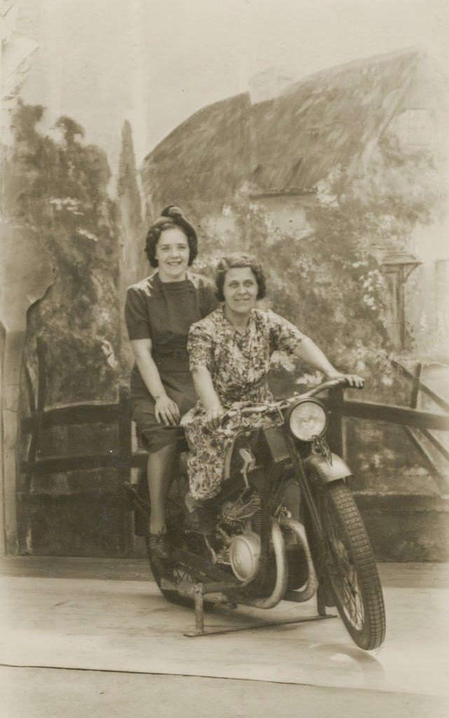 14. Девушки на мотоцикле, 1940-1950