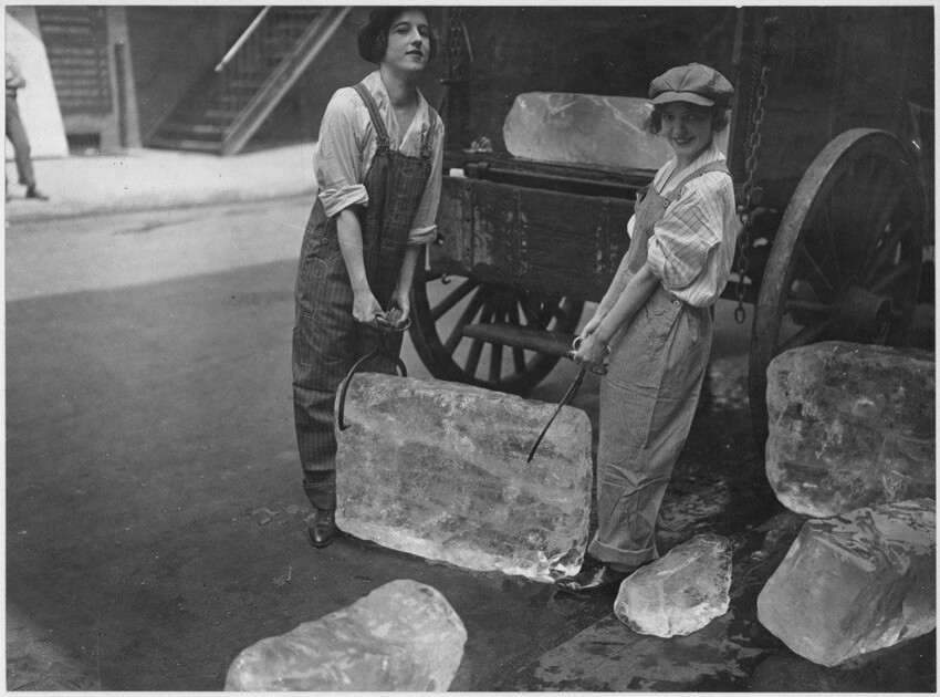 1. Женщины делали даже самую сложную работу. Например, доставляли лед, 1918 год