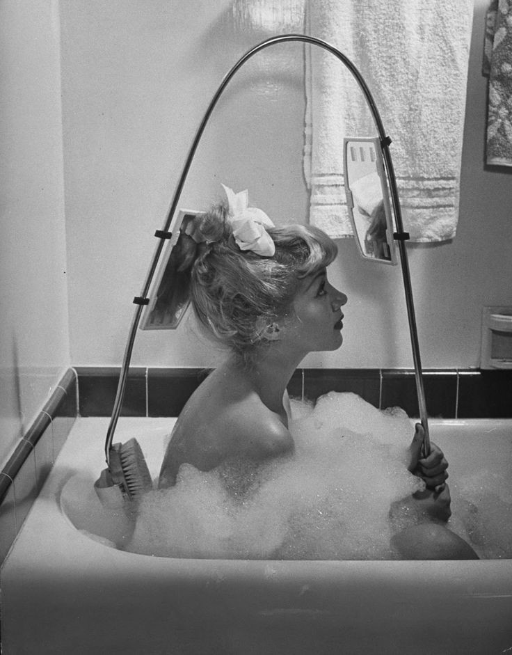 17. Щеточка для спины с зеркалом заднего вида, фотография из журнала LIFE, 1947 