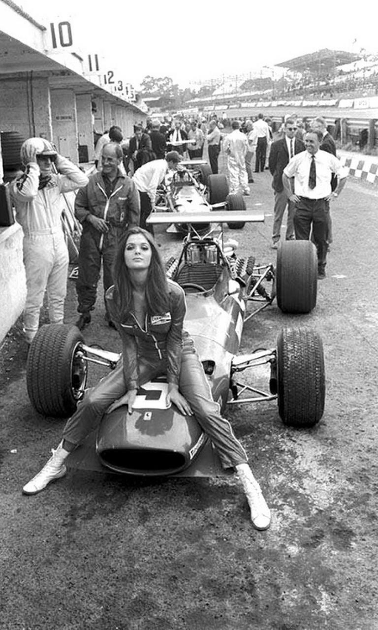 4. Девушка команды Ferrari во время Гран-при в Великобритании, 1968