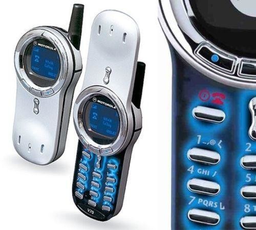 Motorola V70 — телефон-ножницы (2002 год)