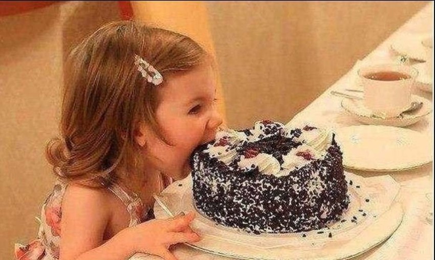 Когда мама сказала, что трогать торт руками нельзя
