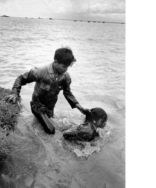 Допрос женщины которая подозревается в сотрудничестве с Вьетконгом. Дельта реки Меконг, 26 августа 1965 года