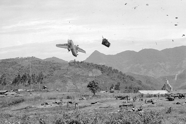 Падение сбитого военно-транспортного самолет CC-108 «Карибу». Вьетнам, 1965 год.