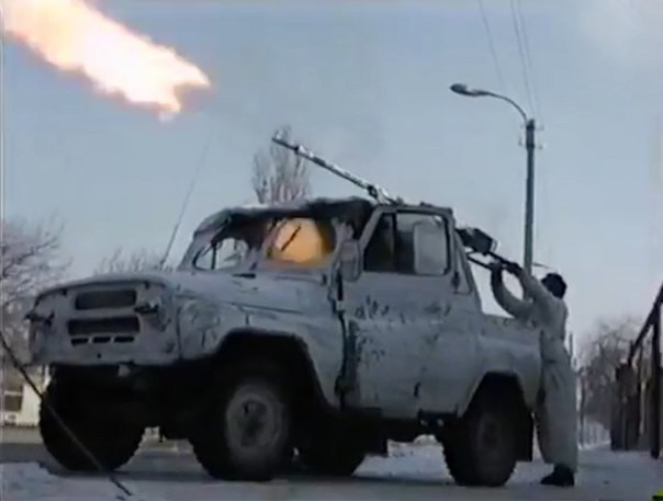Чеченские бойцы ведут огонь по самолётам ВВС РФ. Грозный, 24 декабря 1994 года.
