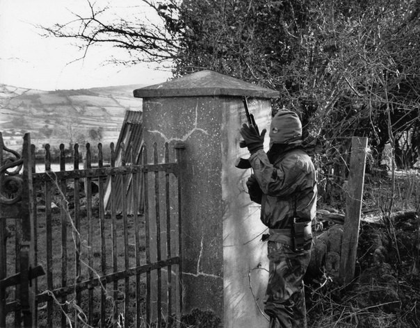 Боец Временной ИРА бригады Южной Армы во время патрулирования окрестностей Джонсборо, Северная Ирландия, 1994 год.