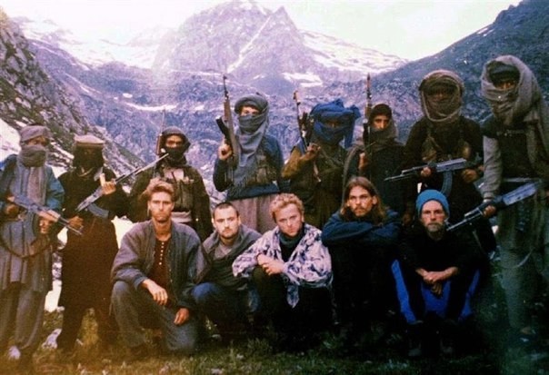 Пять западных туристов (на фото сидят) в окружении захвативших их боевиков группы "аль-Фаран", Кашмир, 1995 год.