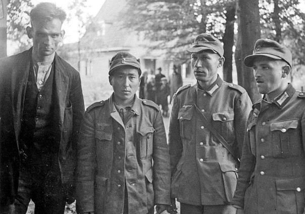 Пленные солдаты, захваченные 1-й британской вдд в Арнеме: голландский активист помогавший нацистам, казах и два поляка, 18 сентября 1944 г